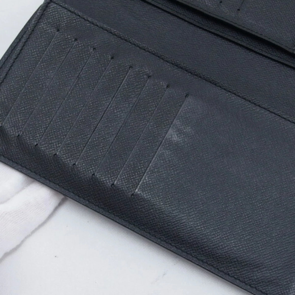 Wallet Black Louis Pre-Owned Billfold Taiga Vuitton (Good) Long Bifold